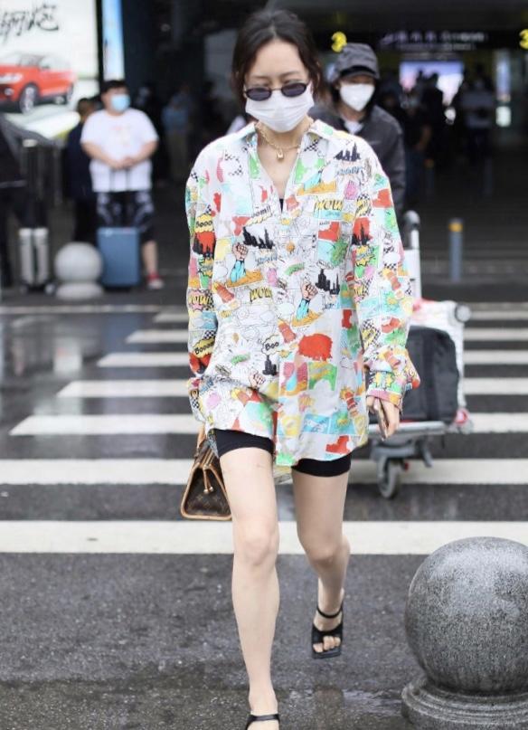 hebe田馥甄空灵感真美,穿彩色连衣裙配黑长直,37岁谁信?