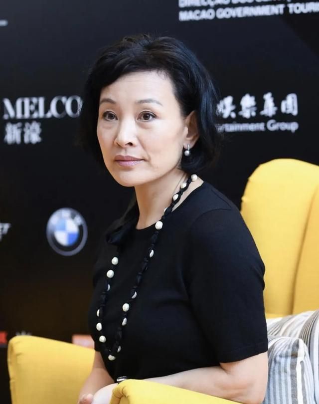 陈冲快60岁了身材依旧好身穿黑色吊带裙秀迷人曲线好招摇