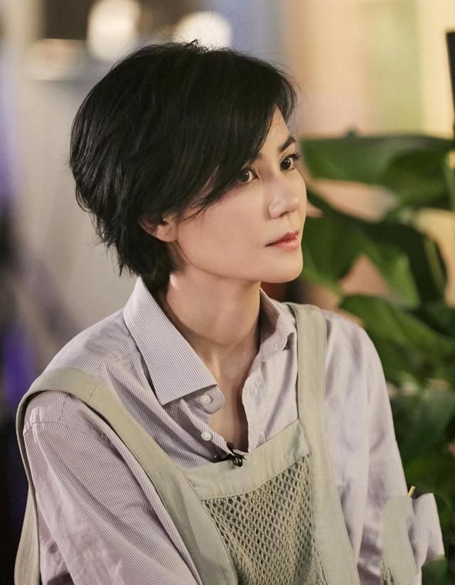 51岁王菲新造型来袭,香芋紫上衣大方优雅,这气质真绝了