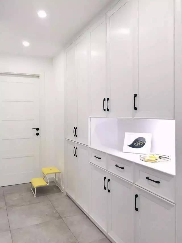 也可以增加一些不同的设计亮点,如上图,本来可以做一面墙的鞋柜,但是