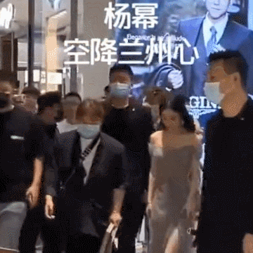 赵丽颖参加品牌活动,却全程被路人喊杨幂,她的回应很大气休闲区蓝鸢梦想 - Www.slyday.coM 赵丽颖参加品牌活动,却全程被路人喊杨幂,她的回应很大气休闲区蓝鸢梦想 - Www.slyday.coM