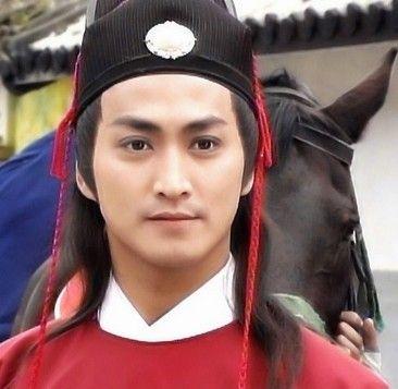 曾经在《包青天》中扮演过英俊又仗义的"展昭"的演员何家劲,也在不久