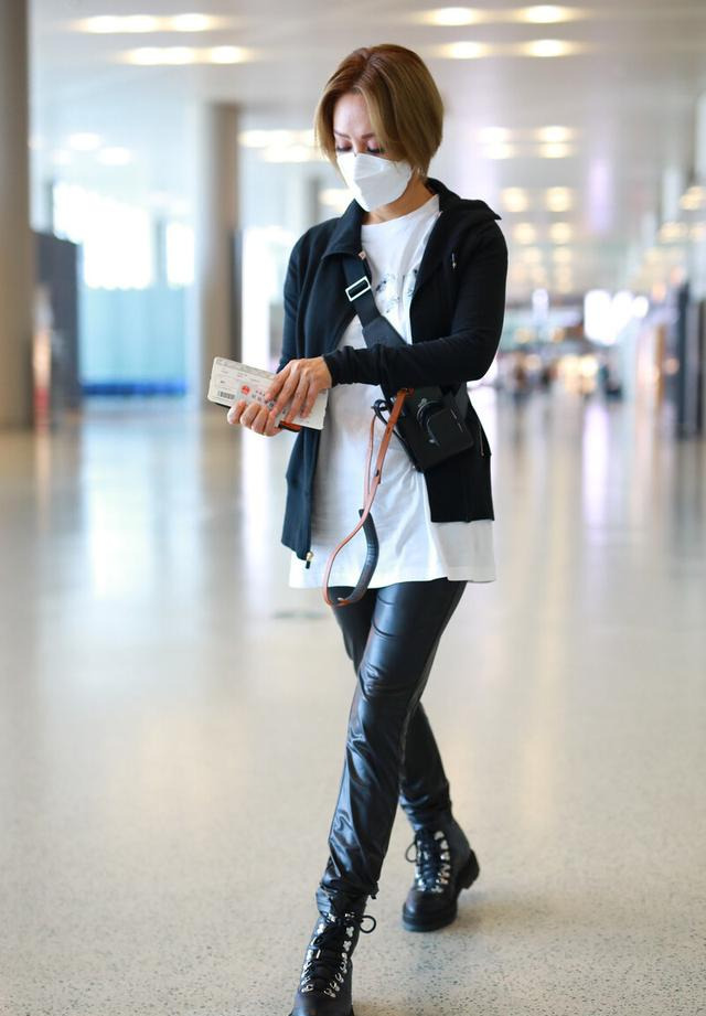 宁静好会穿套装,印花t恤配彩色牛仔夹克,阔腿裤尽显"潮姐"范