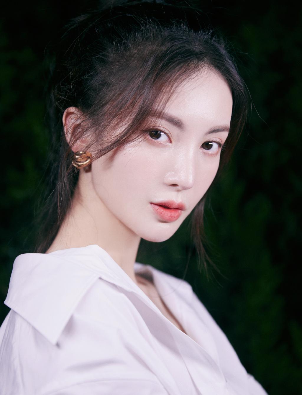 金晨活动造型好吸睛穿不规则白色衬衫裙配高跟鞋清新又霸气