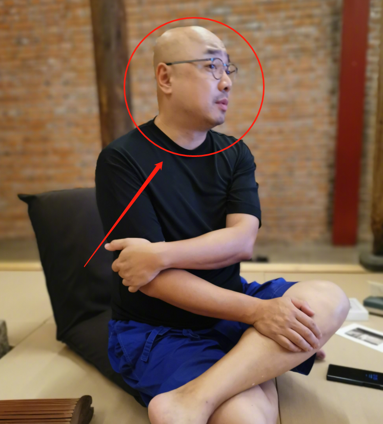 徐峥身材发福明显,看清他晒出的多角度全身照,才懂镜头的重要性