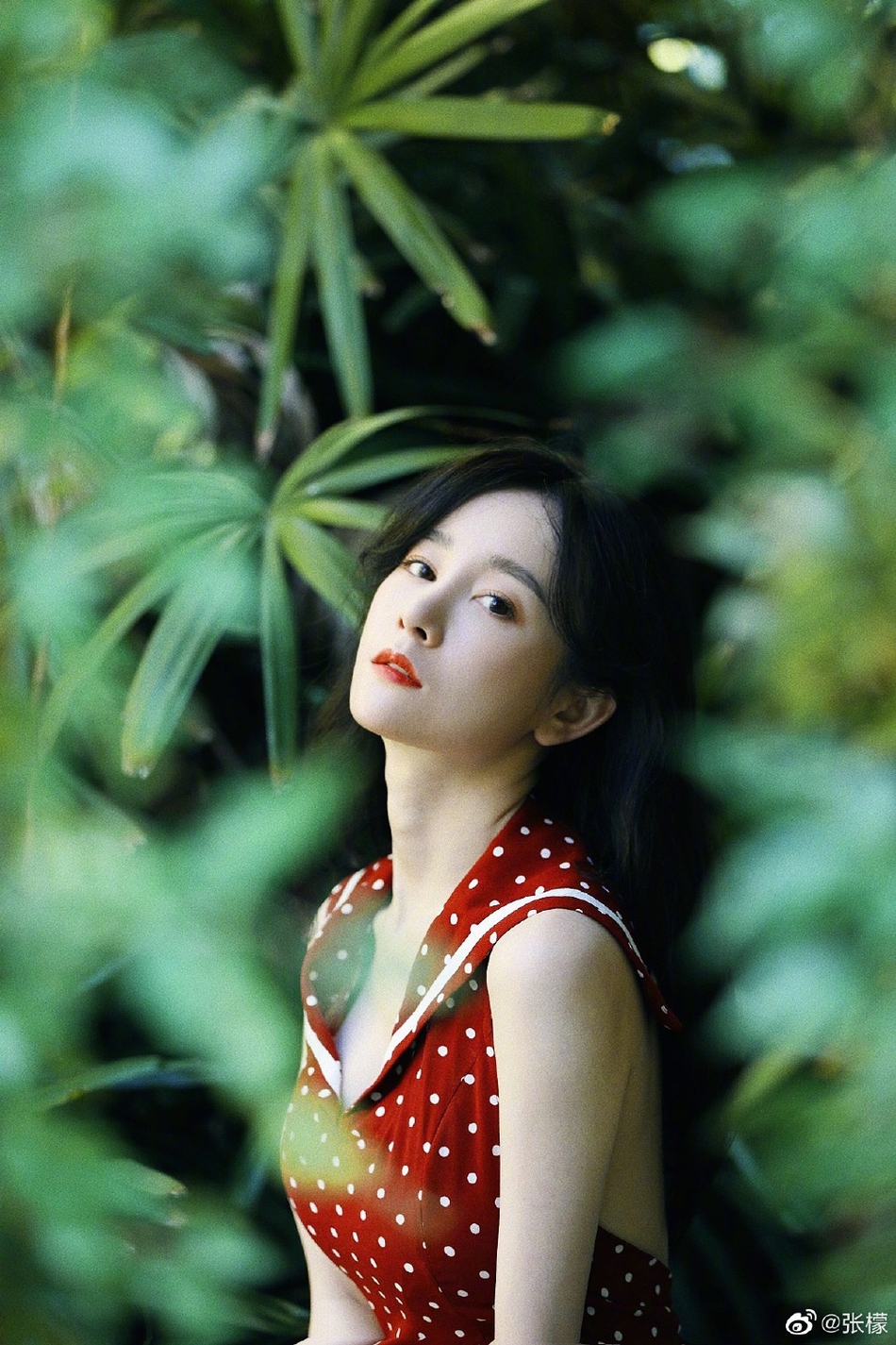 张檬穿红色波点连衣裙 大秀美背却不失清纯