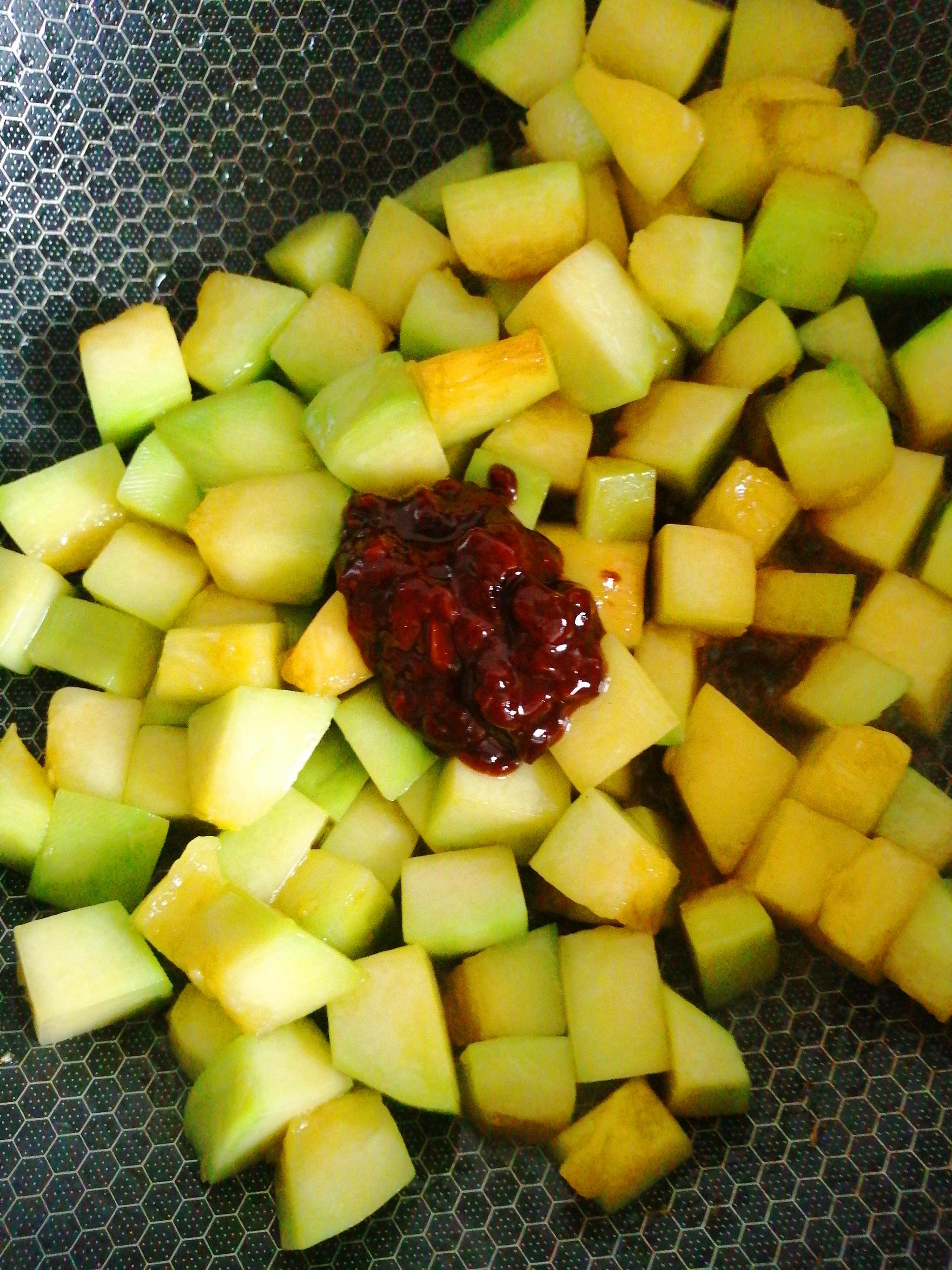 3,倭瓜质地微微变软,颜色变深,放入生抽,适量黄豆酱翻炒,而后加入适量