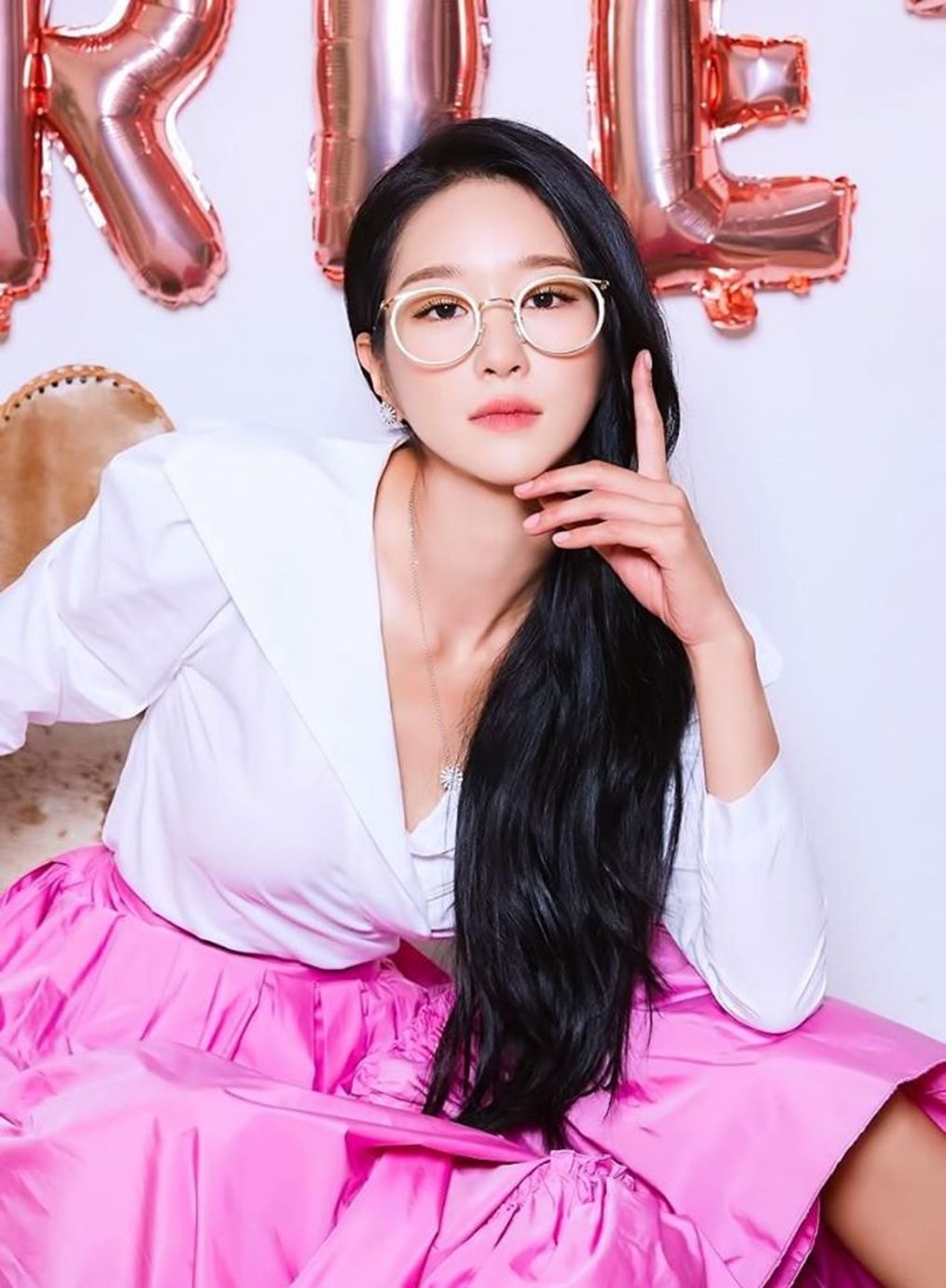 徐睿知代言眼镜品牌,魔鬼身材意外抢镜__财经头条