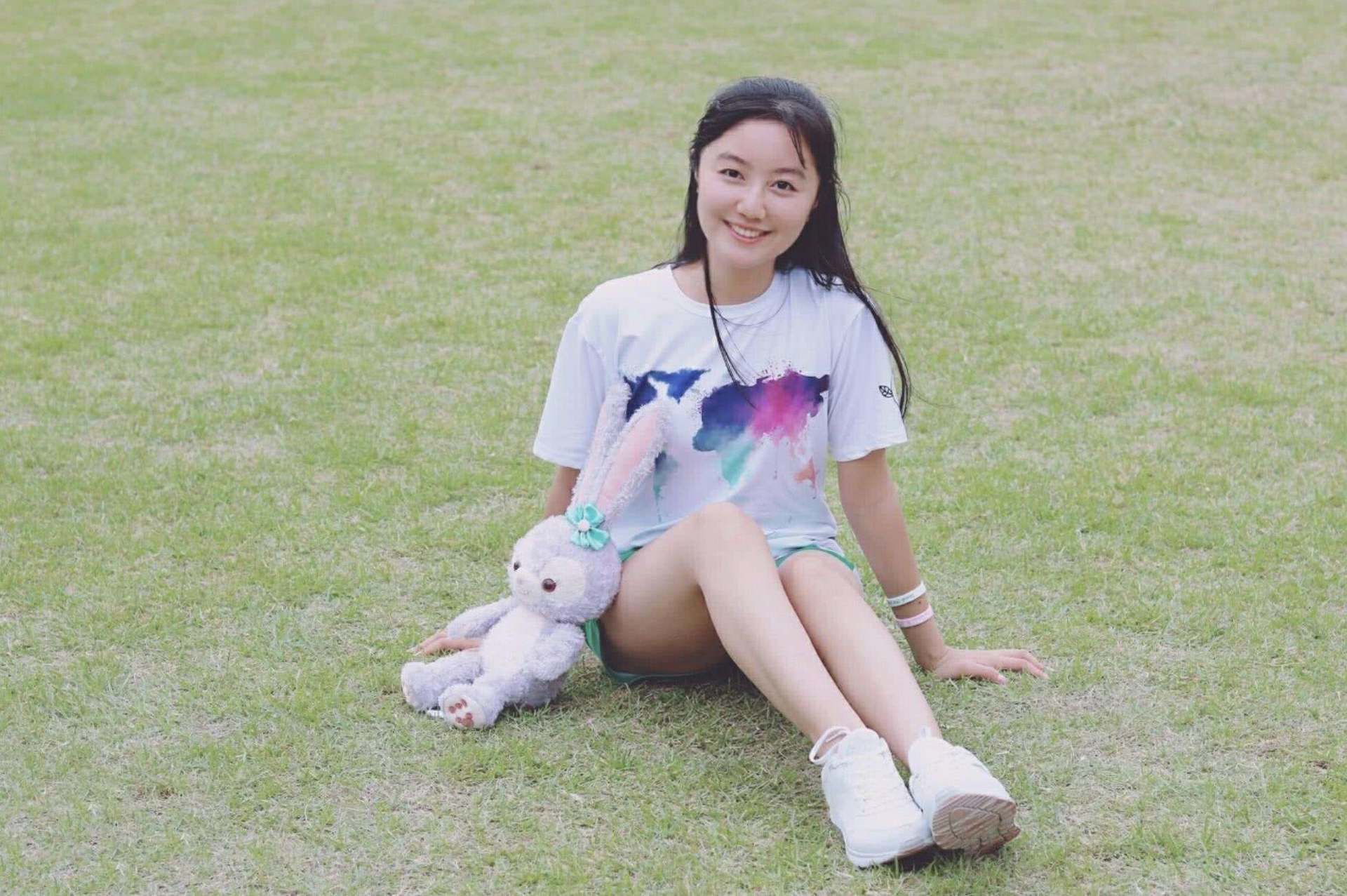 "点读机女孩"近照曝光,19岁的她亭亭玉立,与撒贝宁等人合影|高君雨|点