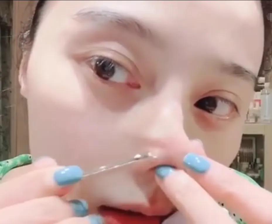 范冰冰对着镜头刮鼻子黑头,突然凑进镜头那一刻,这皮肤是认真的