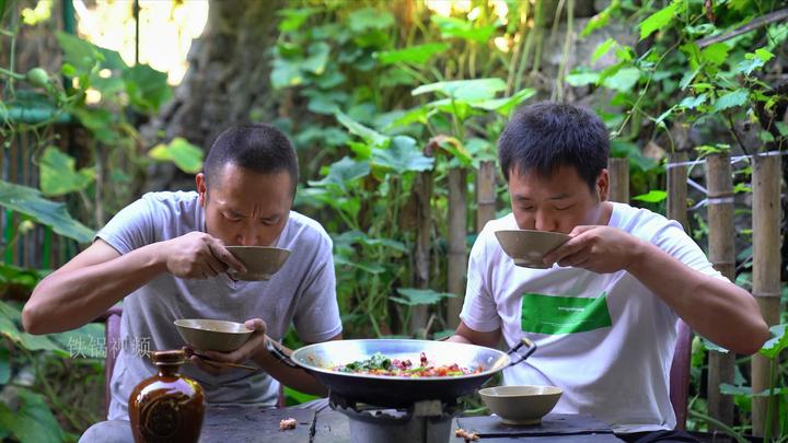 两斤肥肠两根猪尾巴先卤后炖农村哥俩抢着吃真过瘾