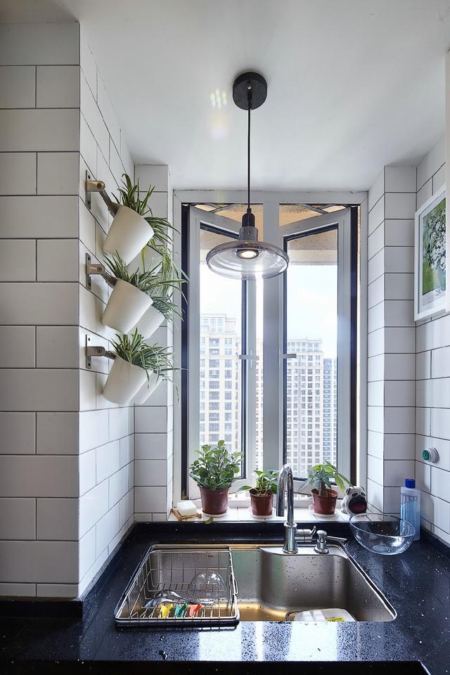 水槽正对窗户,就把碗筷沥水架悬空挂窗户上,不占台面水往里滴