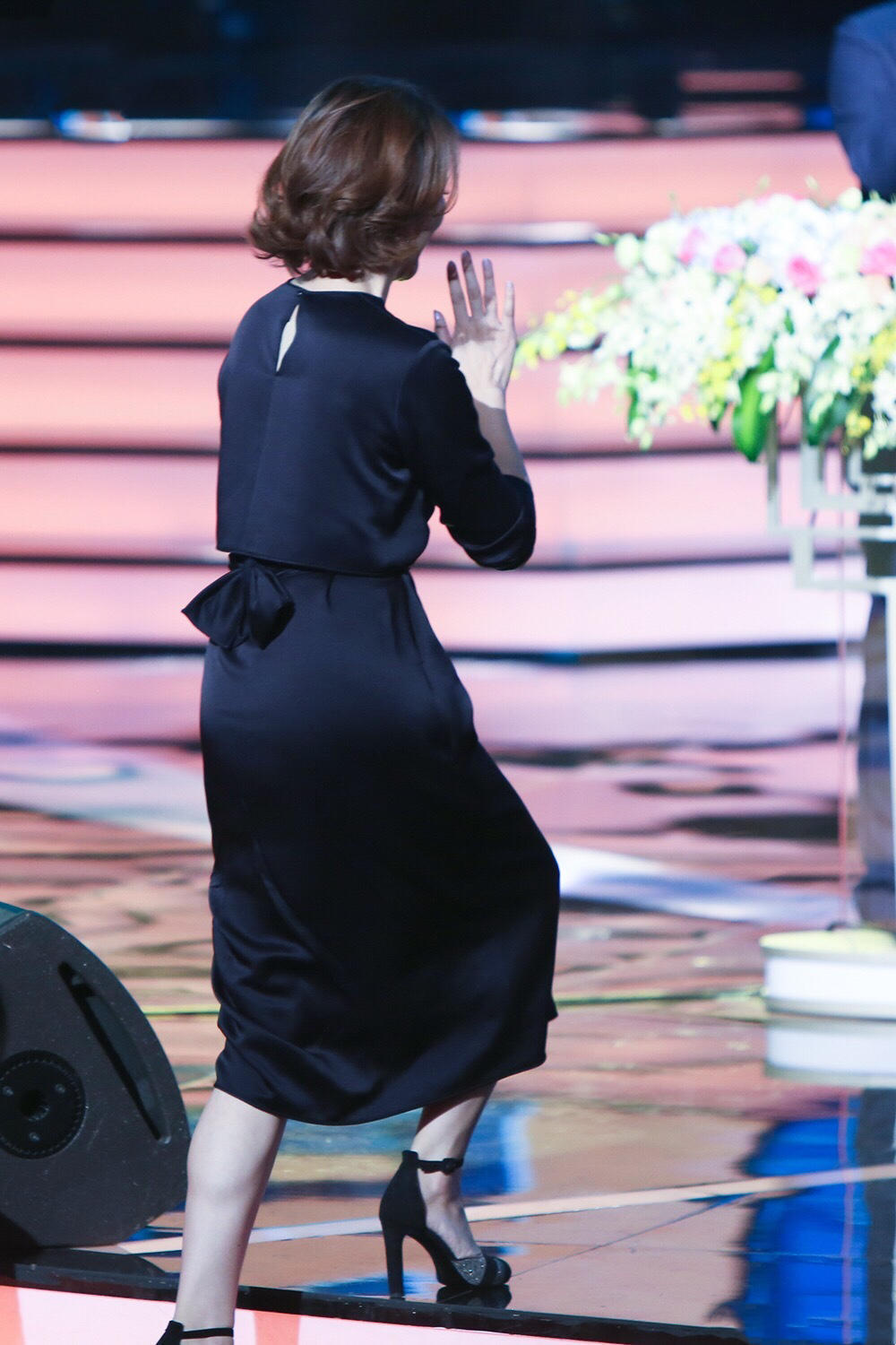 董卿又现减法式穿搭黑色连衣裙配波波头简约却精致感无敌