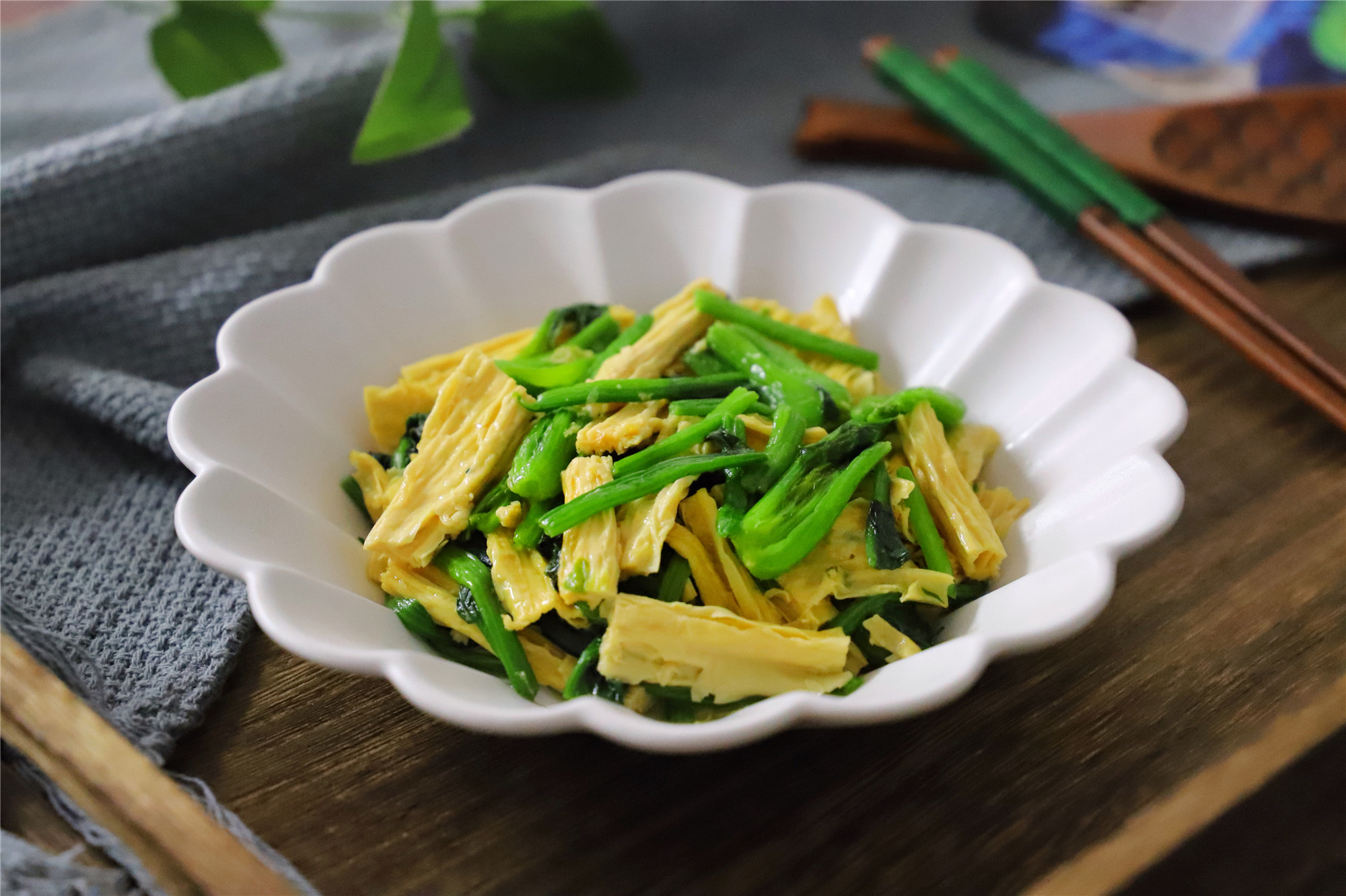 清明后这菜要抓紧吃,简单炒一炒,清爽不油腻,比韭菜鲜嫩