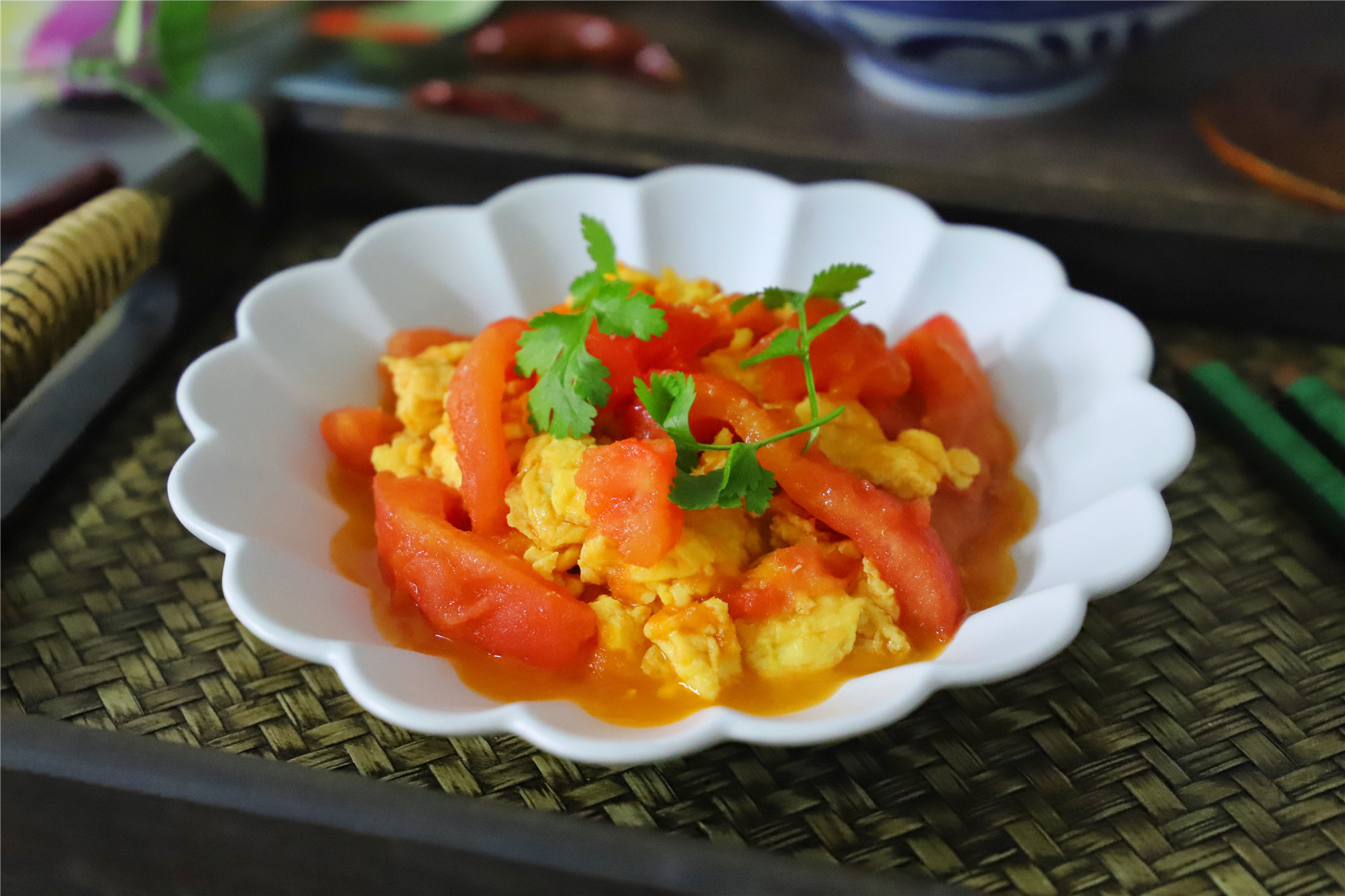 西红柿炒鸡蛋,先炒西红柿还是鸡蛋?大厨教你经典做法,简单易学