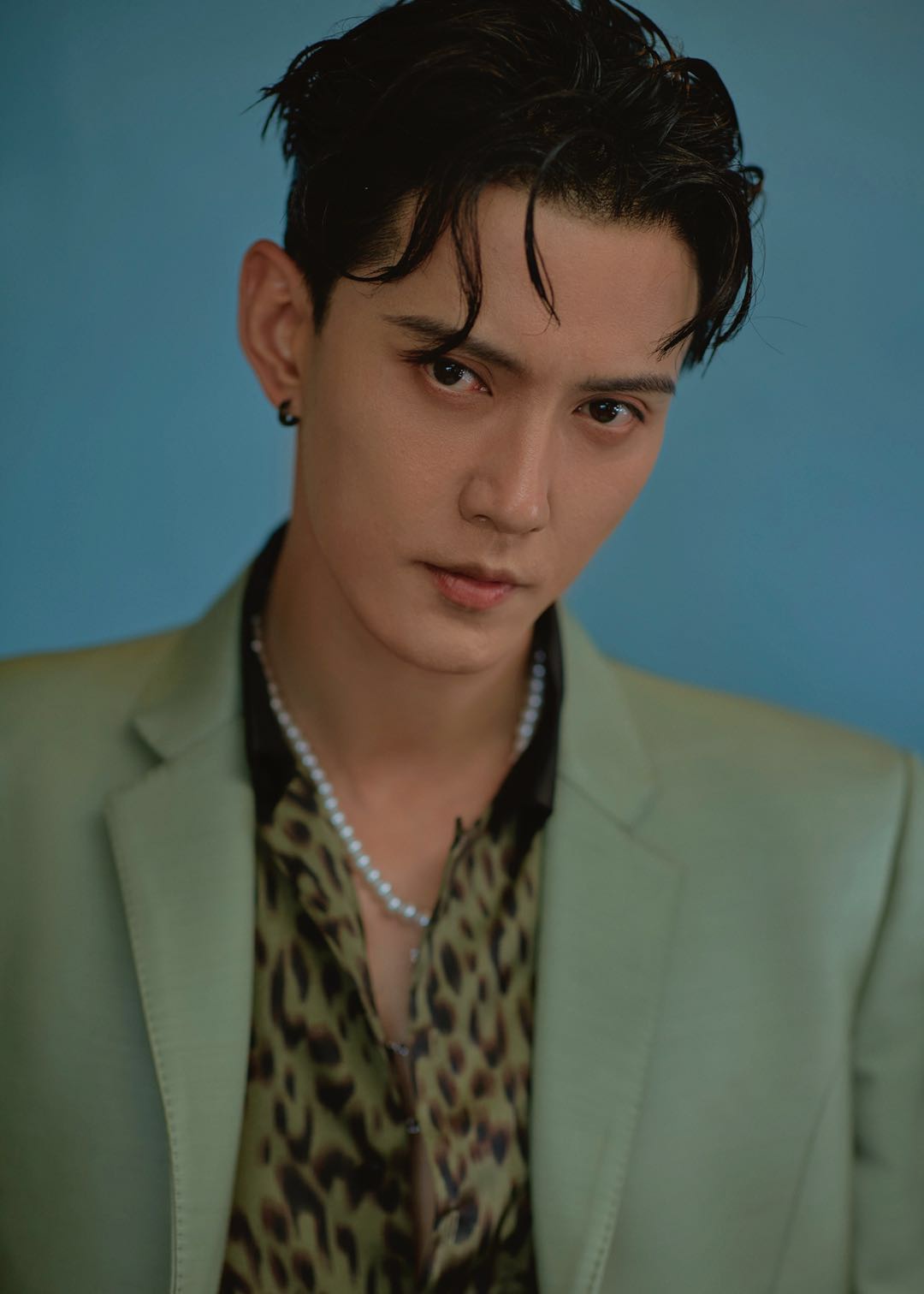 还是很有质感的那种感觉)徐正溪的亮点在于发型,发型是整个搭配的亮点