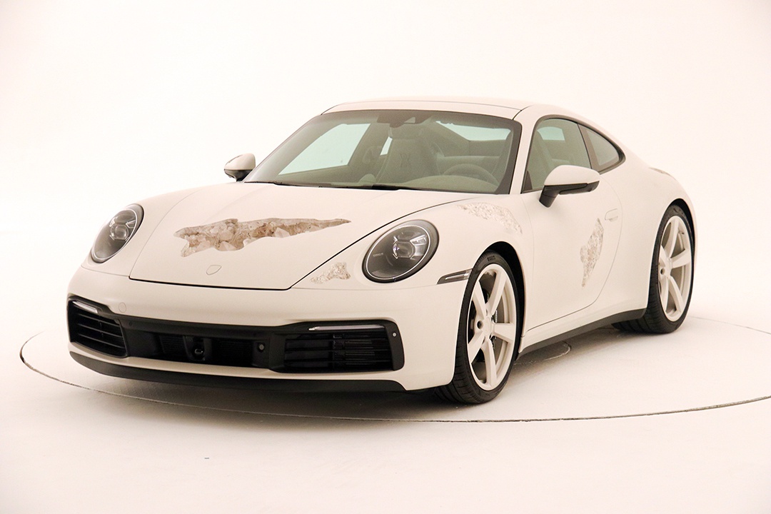 来自3020年 保时捷x丹尼尔·阿尔轩结晶腐蚀版 911 艺术车实拍