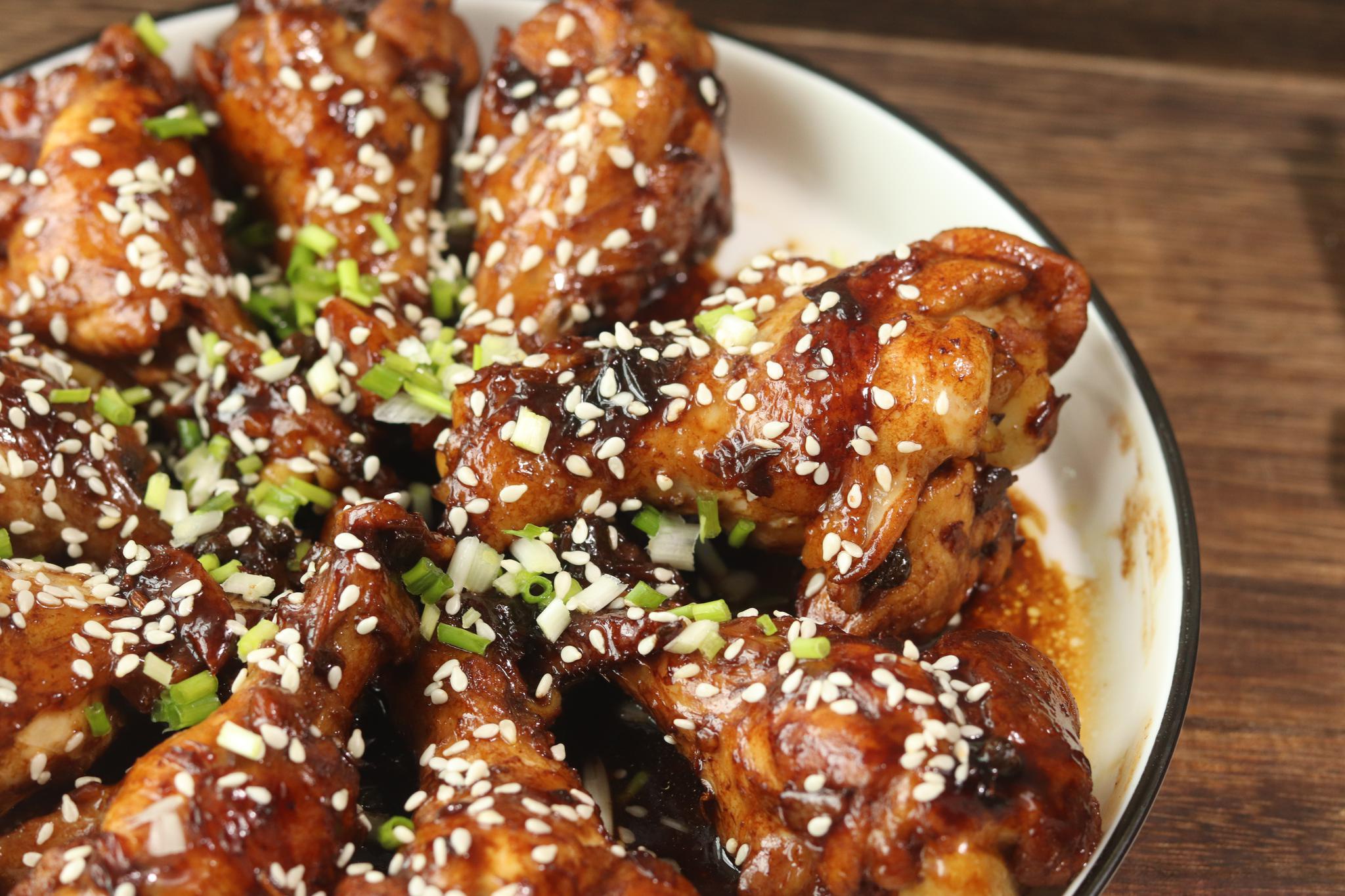 出锅后,撒上白芝麻和葱花. 香喷喷的酱烧鸡翅根就出锅了!