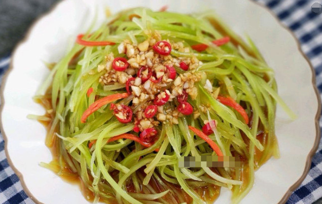 凉拌莴笋要不要焯水饭店大厨透露了嘴感觉20年的莴笋白吃了