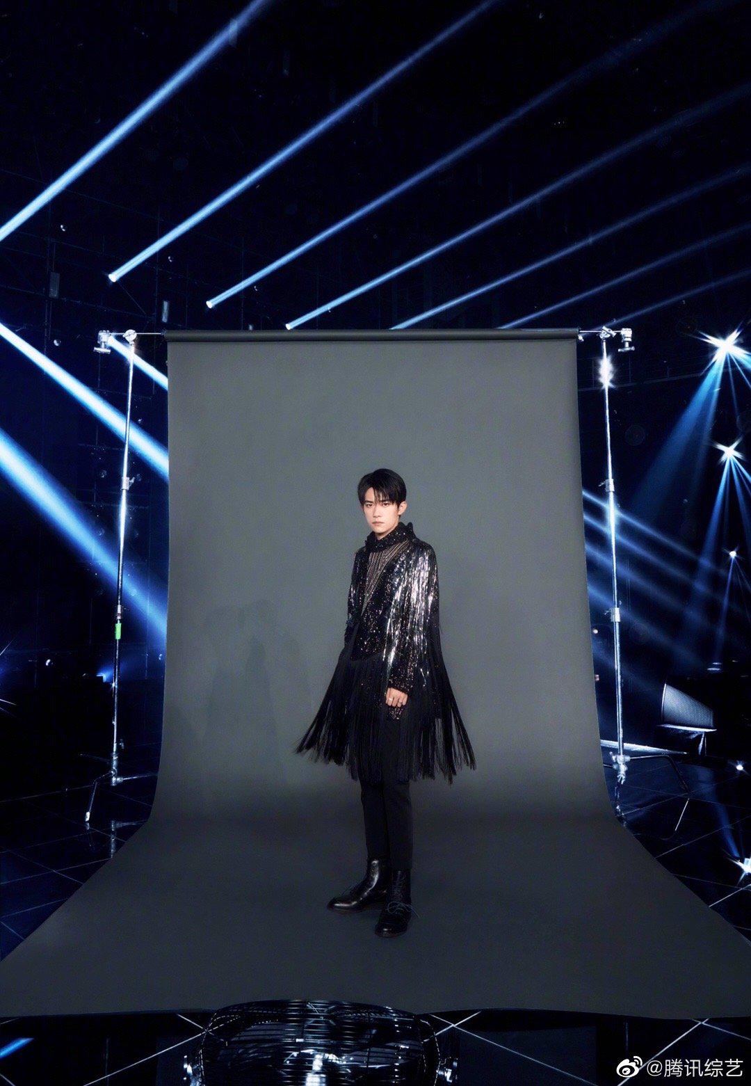 全身黑色流苏亮片装,披羽成光展露自信气场……|tf