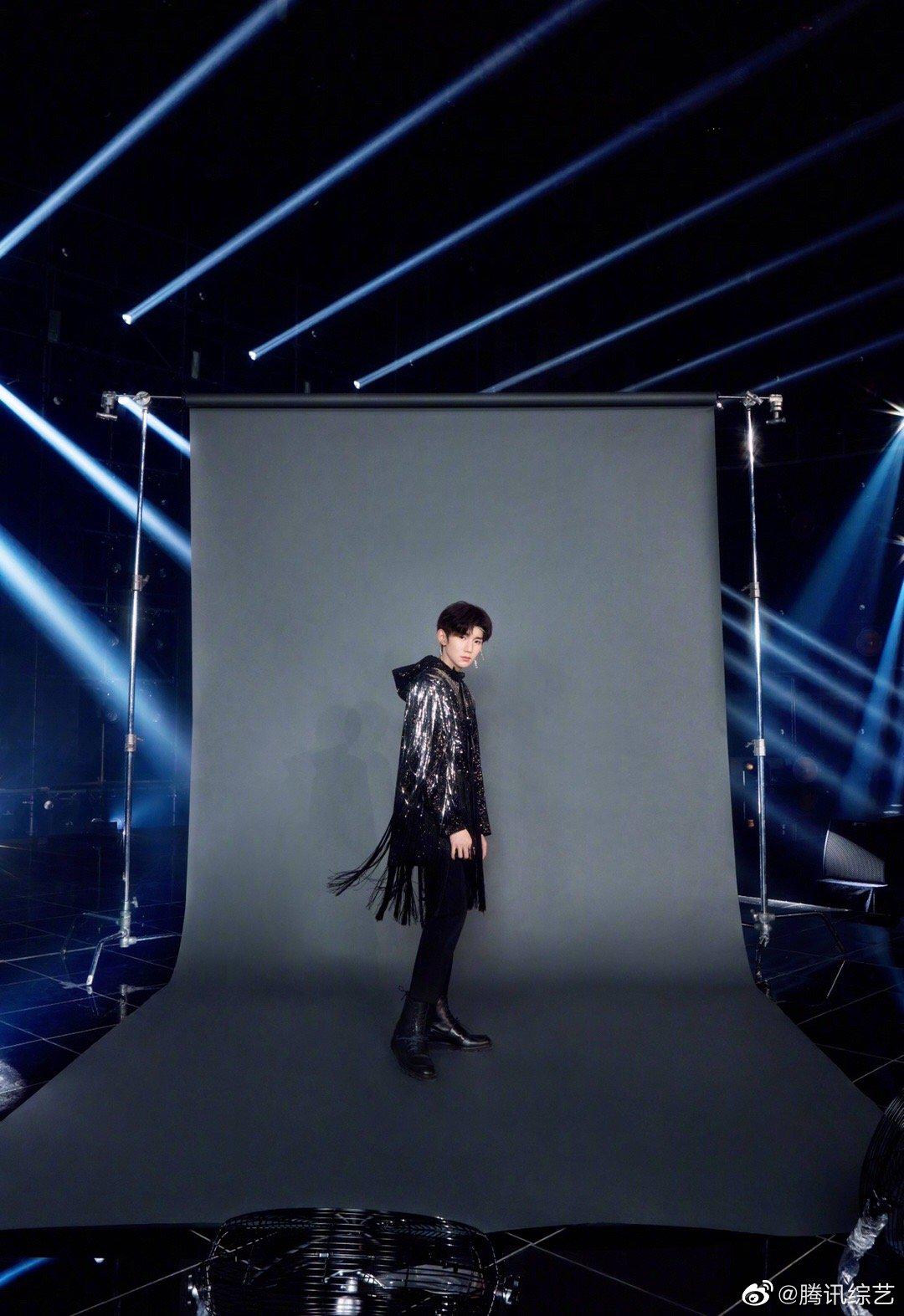 全身黑色流苏亮片装,披羽成光展露自信气场……|tf