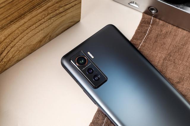 iqoo 5图赏:这或许是年度综合能力最强的手机