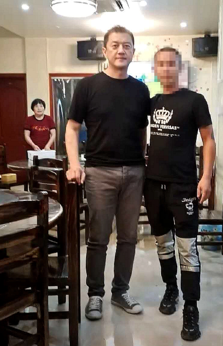 不知道是不是光线问题,49岁的李亚鹏特别显老,眼袋乌黑,脸部肌肉松弛