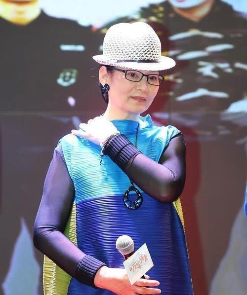 65岁的潘虹风度翩翩蓝色短裙得体大方比刘晓庆更自然