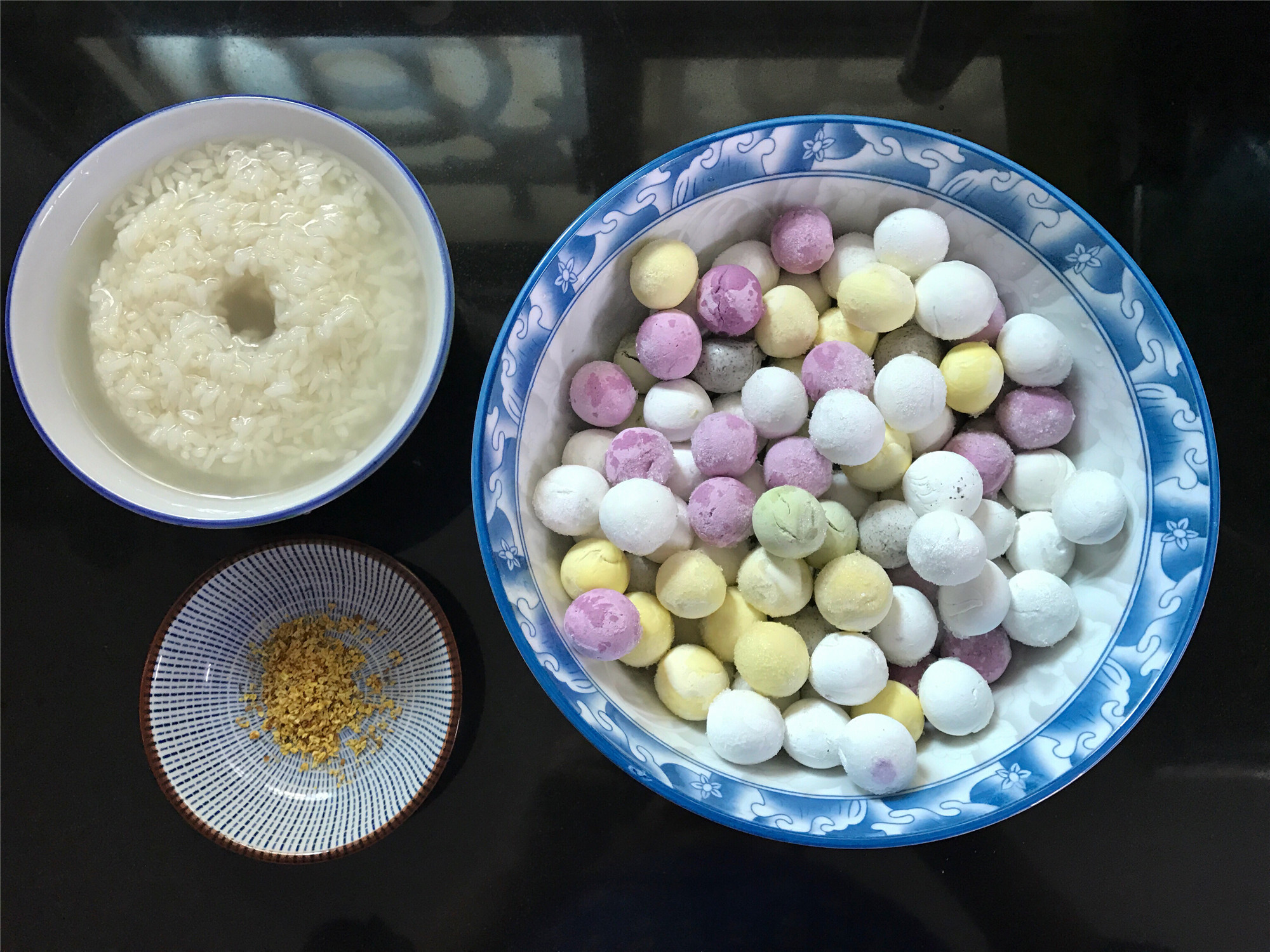 2,锅中倒入适量水,煮至锅底开始冒小泡的时候把糯米小圆子放入锅中.