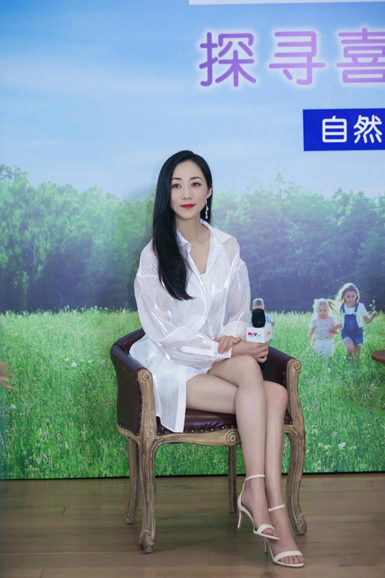 韩雪不愧是女明星中气质数一数二的白色衬衣配短裤牛奶肌好美