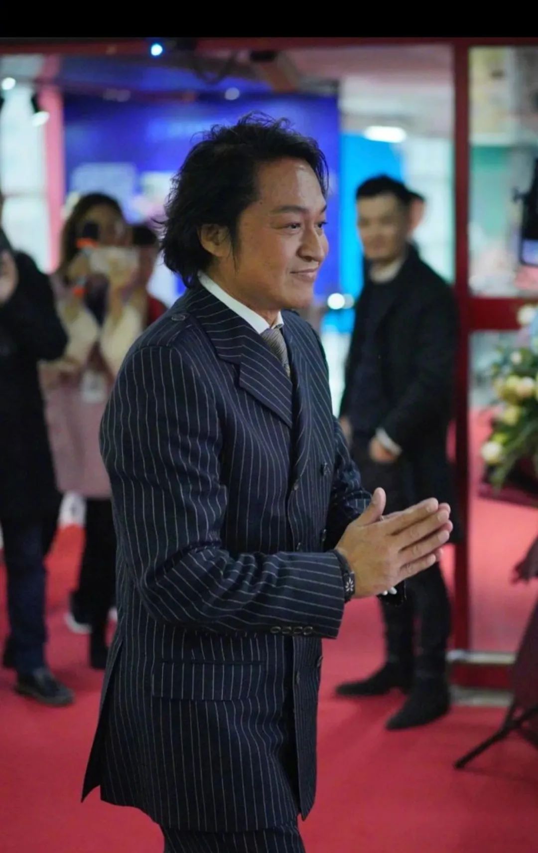 58岁马景涛晒娃长相神似?如今单身潇洒,小21岁前妻拼命拍戏?