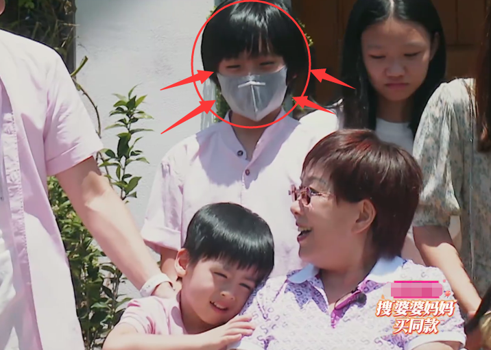 婆婆和妈妈完结kimi露面发型眉眼没变身高变化却惊人