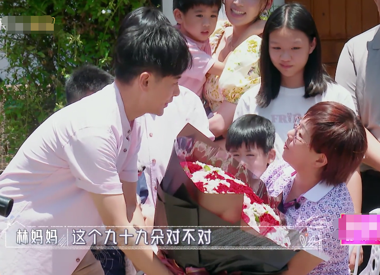 婆婆和妈妈完结kimi露面发型眉眼没变身高变化却惊人