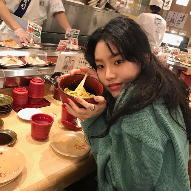 解锁吃货必备充满生活感的吃饭拍照姿势