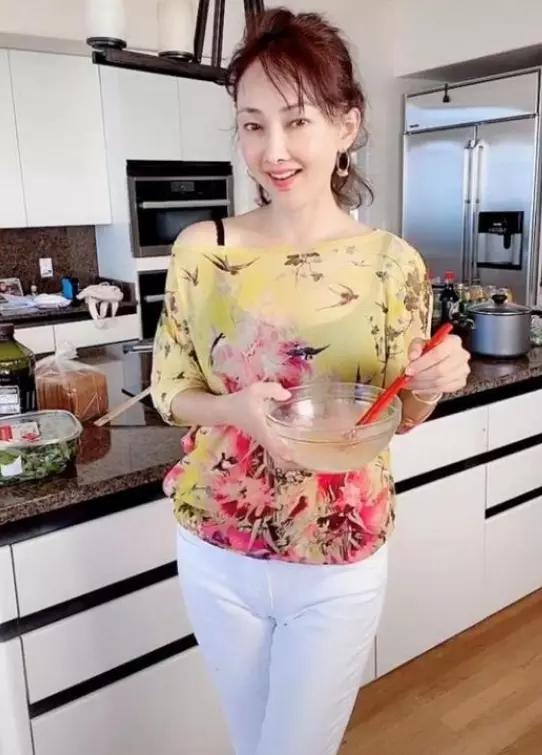 从运动员半路出家当演员47岁牛莉晒近况魔鬼身材依旧迷人