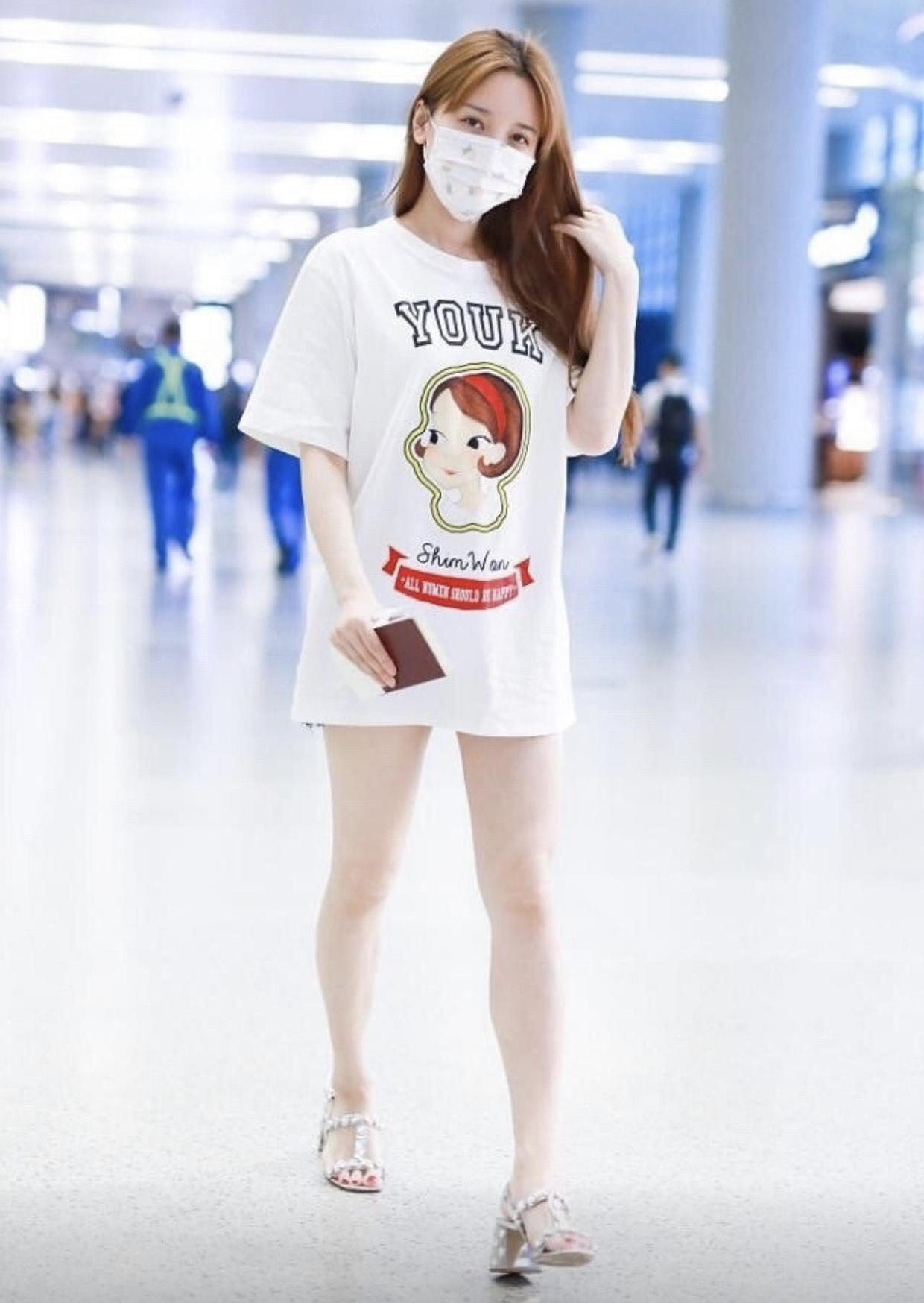 辛芷蕾"喜提大长腿",在国外穿长款西装配短裤,玩转下衣失踪风