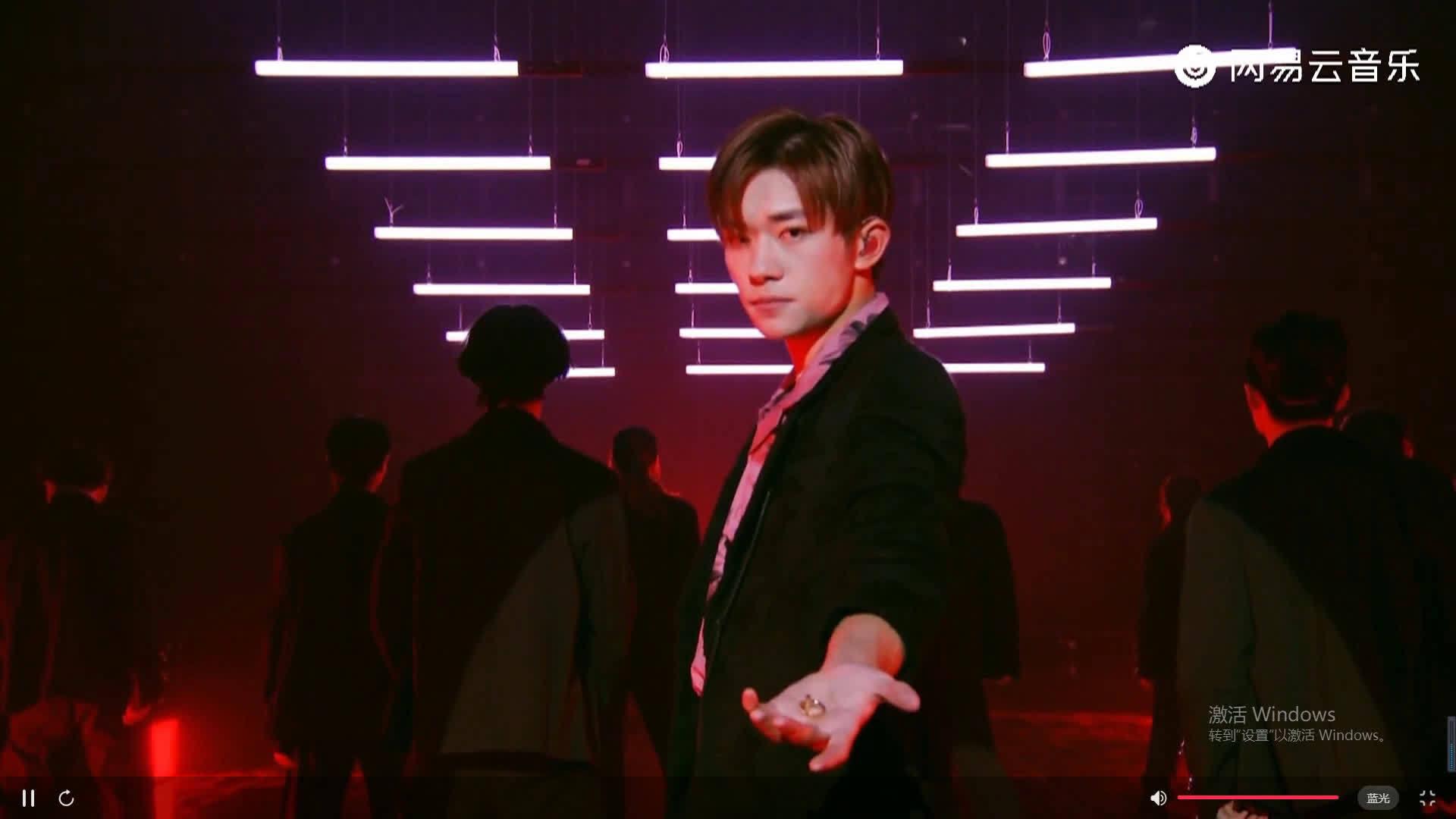 易烊千玺《myboo》唱跳首秀,太帅了!这个风格太鲨了