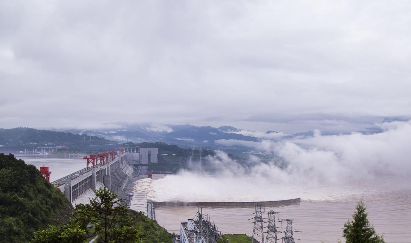 同时这次洪峰到来之前,三峡大坝也早就做好了迎接洪峰的准备,水库水位