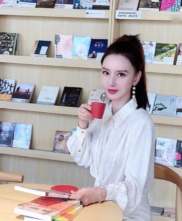 企业家张萌穿着黑色衣服和超级sa在机场散步