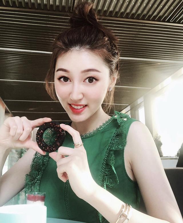 28岁何艳娟离婚后不工作仍富贵,名牌包换不停,总值能交房产首付