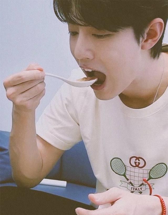 肖战吃北京小吃登上世界热搜,世界趋势第四十,不浪费,光盘行动