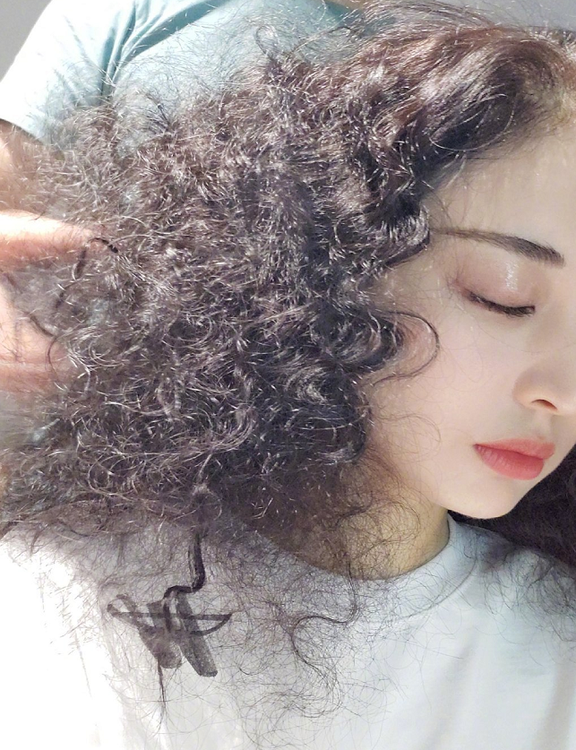 难怪娜扎一直长直发,看她唯一一次"钢丝球发",愣显老不止十岁