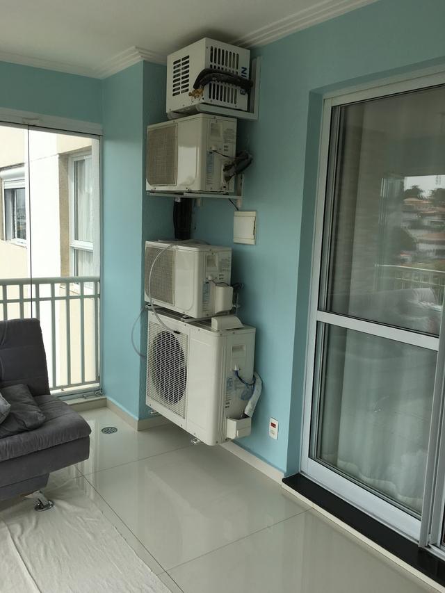 空调外机只能放阳台,大还占地方,围上木栅栏藏着,顺带养点花草