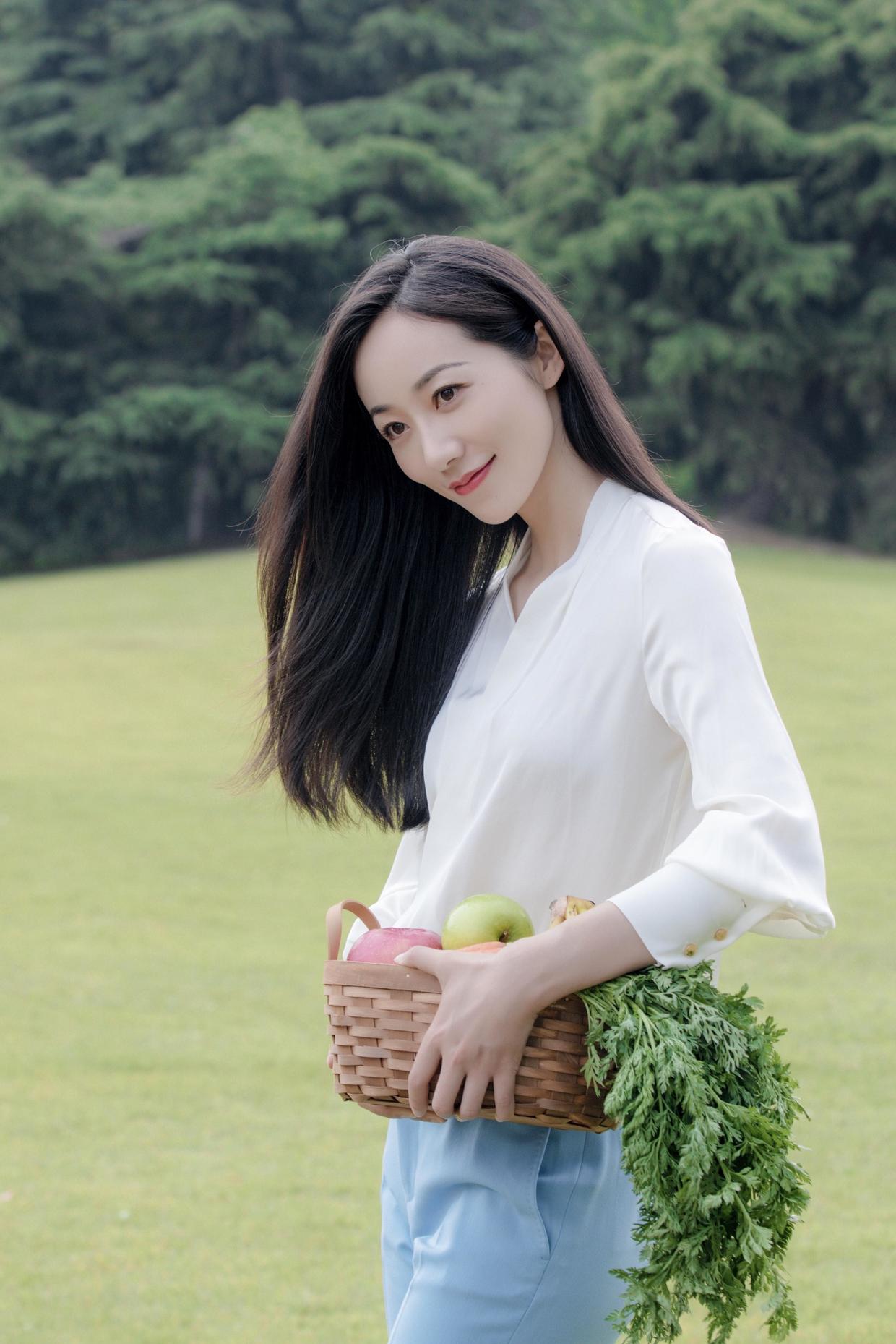 韩雪气质无敌了抱一篮子菜都透着高级感白衬衫蓝裤子太加分