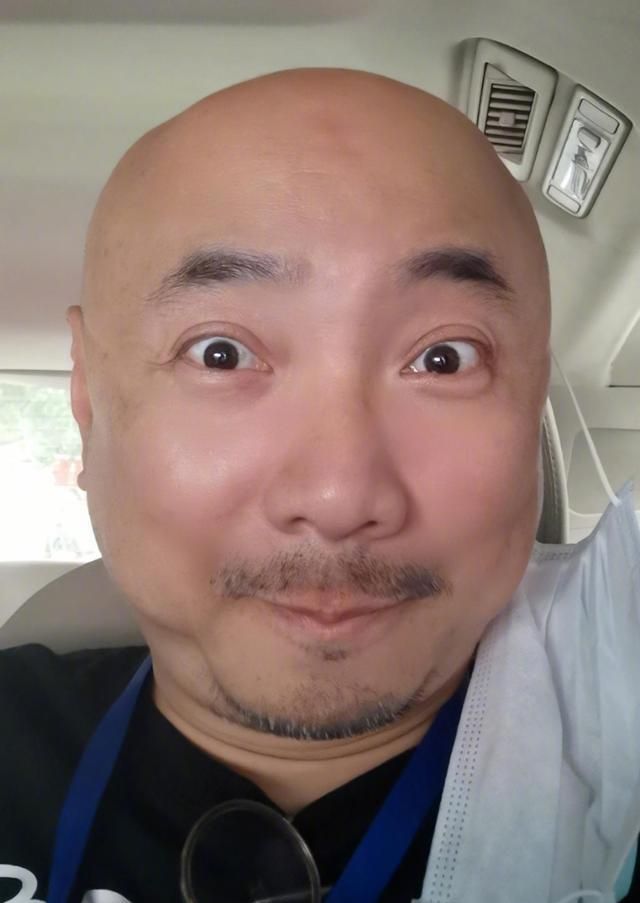 徐峥怎么了?发福肚子大到太夸张,深夜和两个美女聚餐