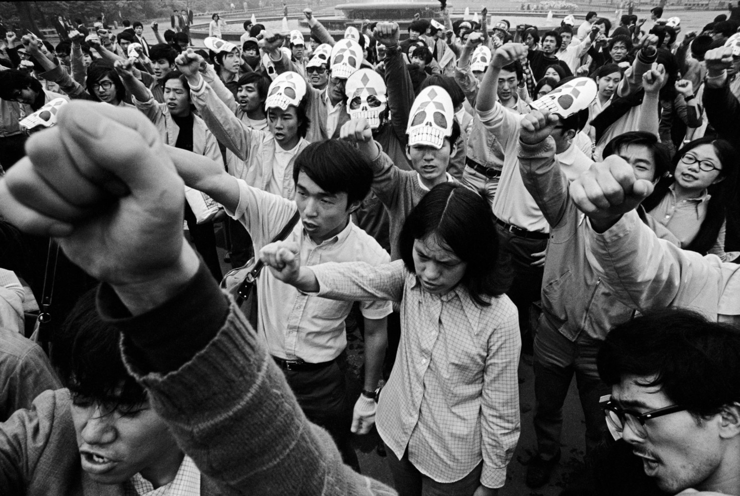 老照片 1968年日本的反越战游行示威 真够猛的