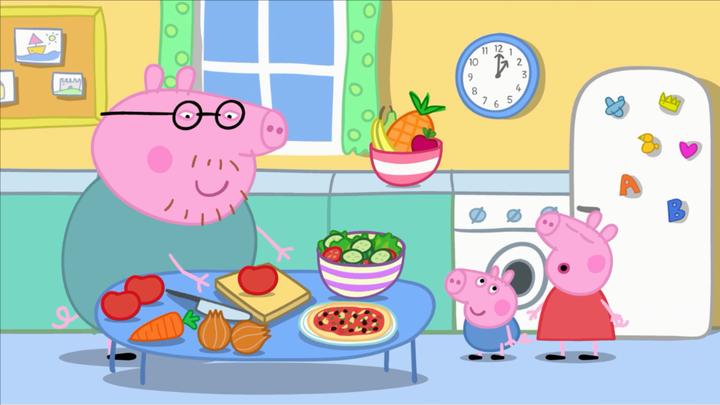 小猪佩奇:猪爸爸在做饭呢,佩奇过来要去找妈妈玩,先得爸爸同意