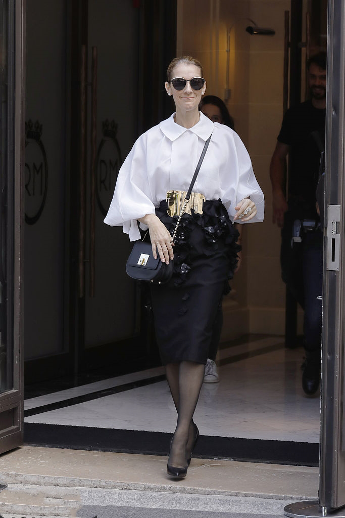 52岁席琳迪翁玲珑身材太牛了深v领衬衫加包裙真敢穿精致优雅