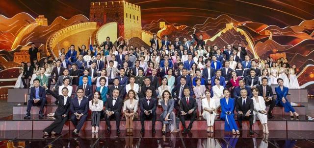 央视主持人大裤衩下合影董卿稳居c位滤镜下全员长腿