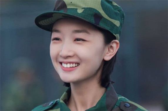 当女星穿上军装:热巴霸气,刘涛惊艳,看到赵丽颖忍不住笑了!